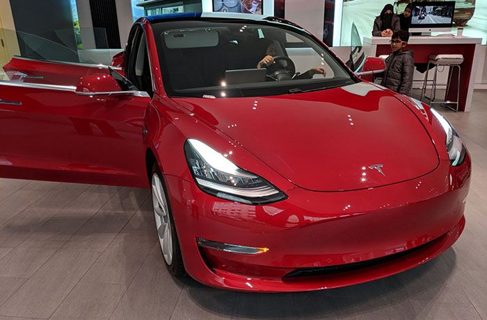   Tesla Model 3    